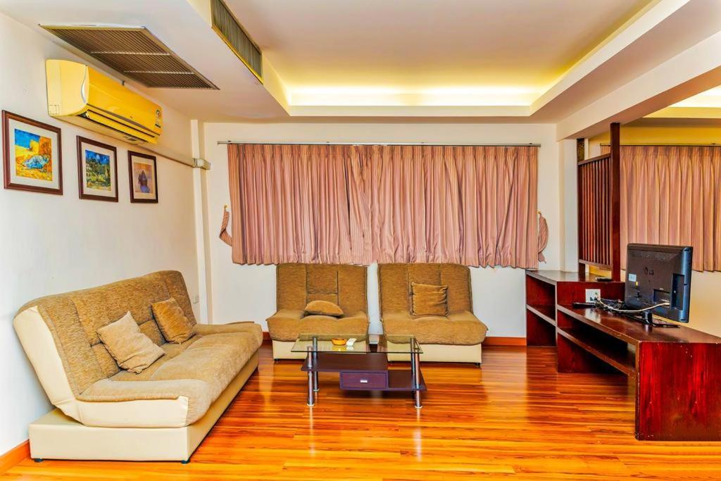 Jolly Guesthouse & Restaurant Pattaya Dış mekan fotoğraf