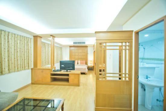 Jolly Guesthouse & Restaurant Pattaya Dış mekan fotoğraf